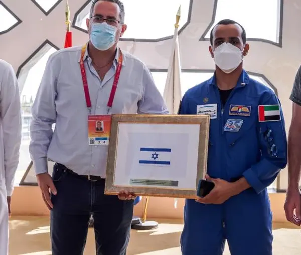هدیه اولین فضا نورد اماراتی به مقامات اسرائیل
