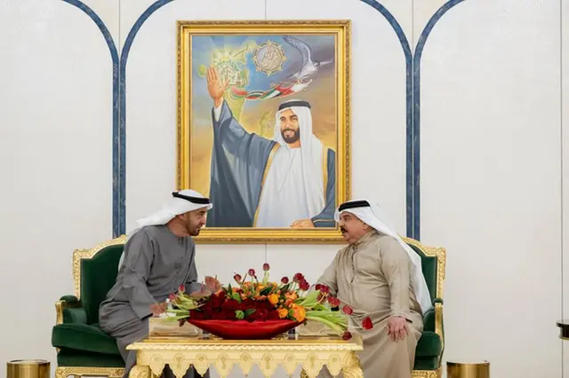 رئیس امارات در ابوظبی مورد استقبال پادشاه بحرین قرار گرفت